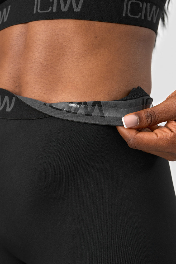 ICIW Define Seamless Logo Biker Shorts Black