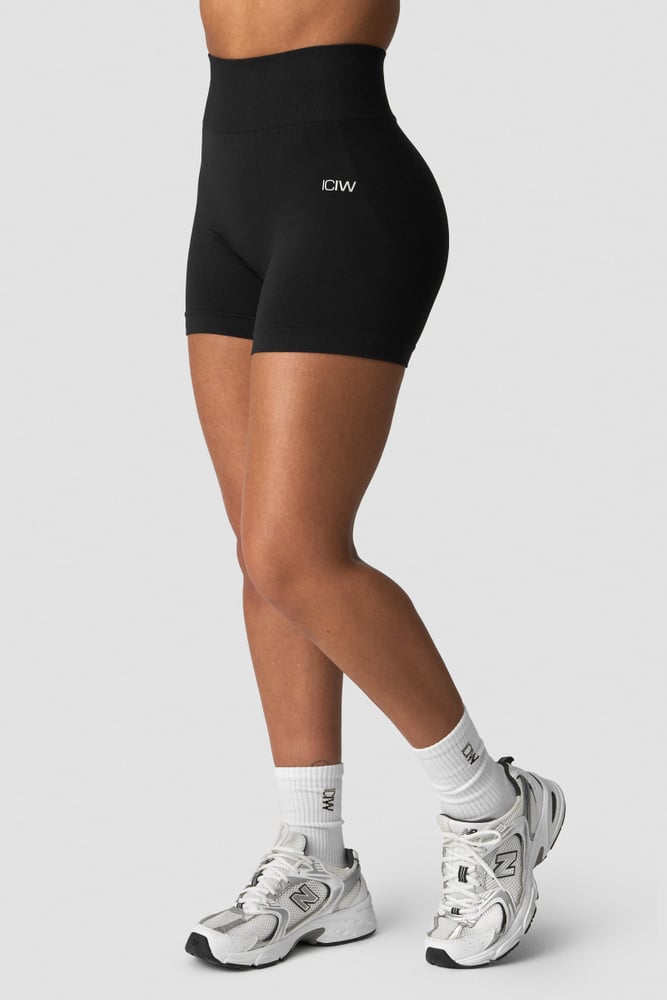 ICIW Smooth Seamless Midi Shorts Black
