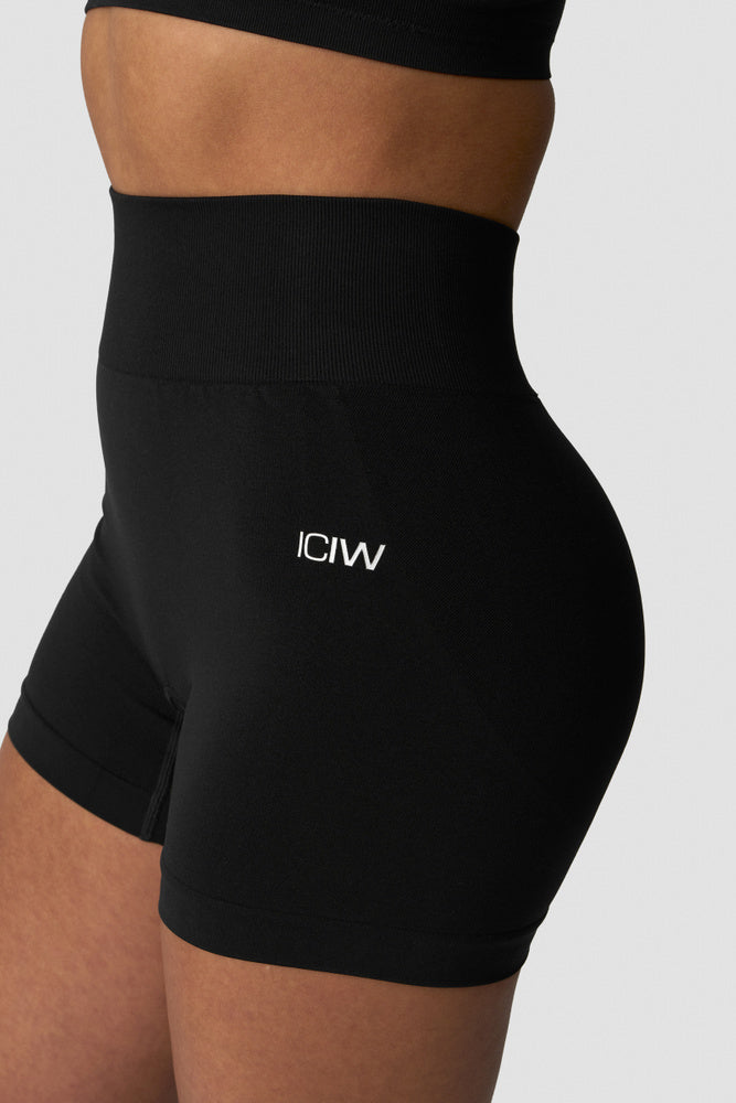 ICIW Smooth Seamless Midi Shorts Black