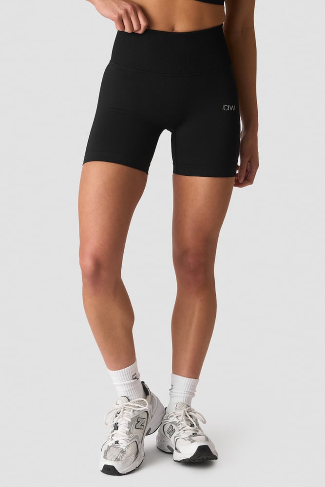 ICIW Define Seamless V-shape Midi Shorts Black