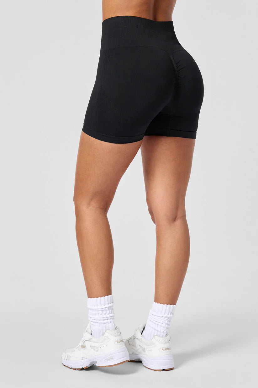 FAMME Peachy Scrunch Shorts Svart – Sömlösa Träningsshorts