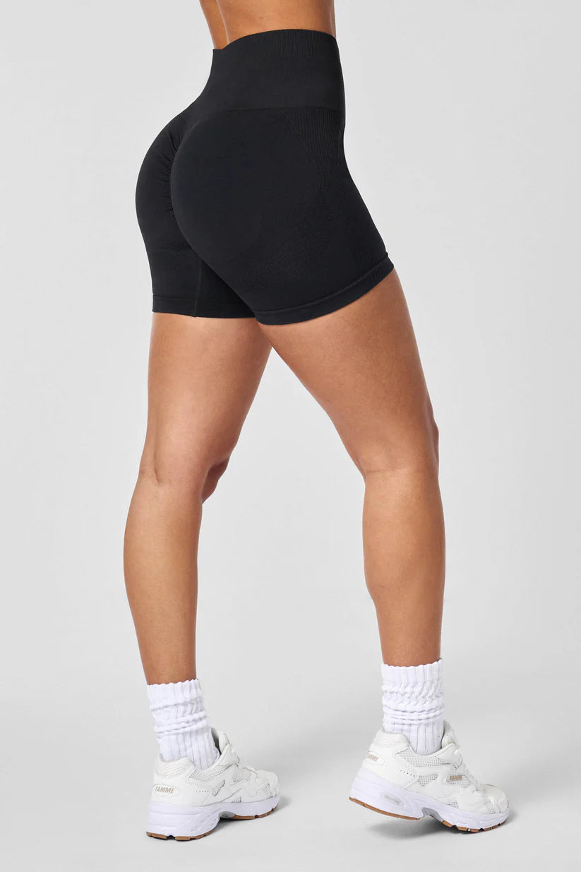 FAMME Peachy Scrunch Shorts Svart – Sömlösa Träningsshorts