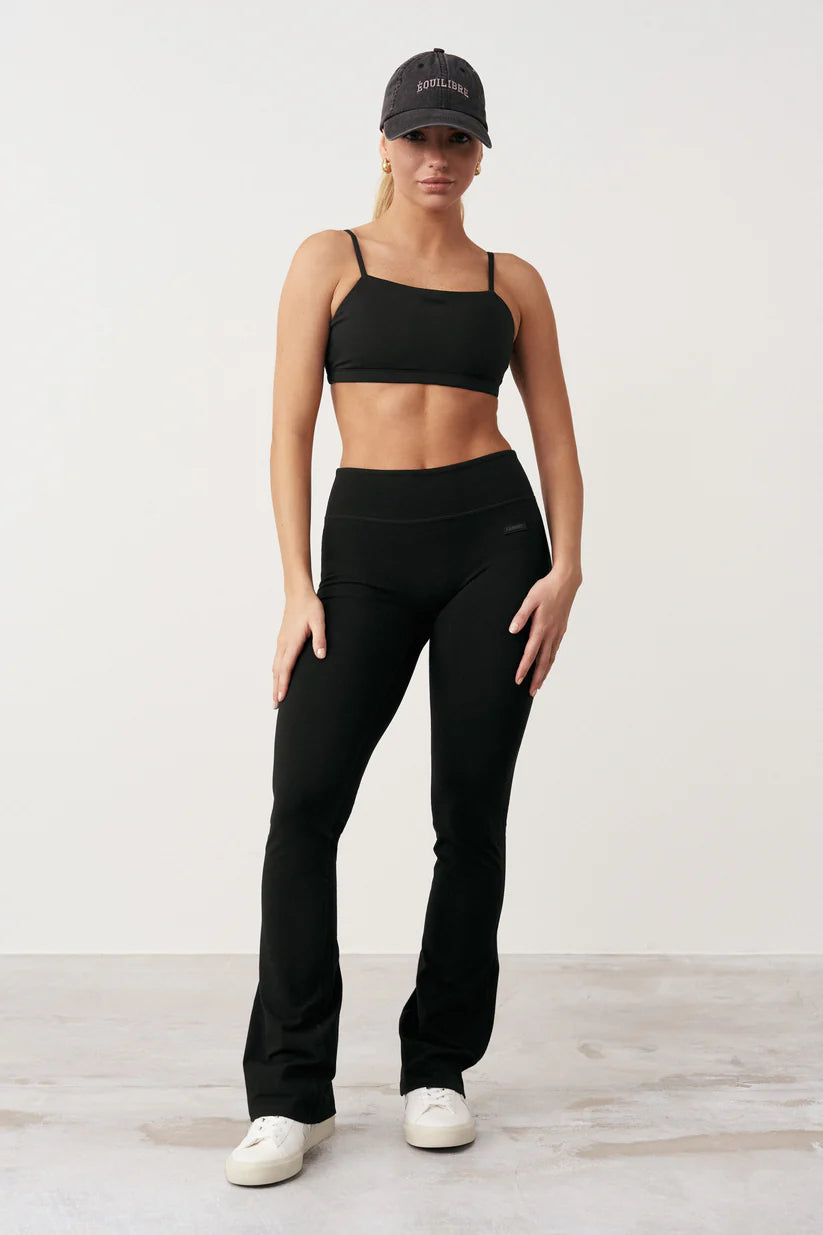 FAMME Flared Pants Svart – Utsvängda
