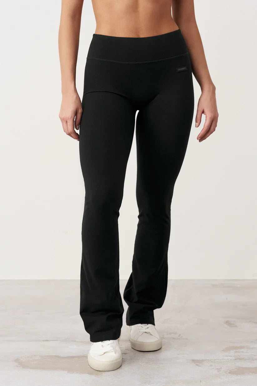 FAMME Flared Pants Svart – Utsvängda