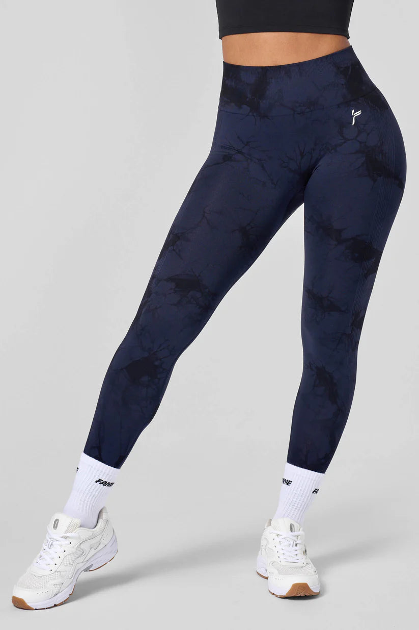 FAMME Tie Dye Scrunch Tights Navy – Sömlösa Träningstights