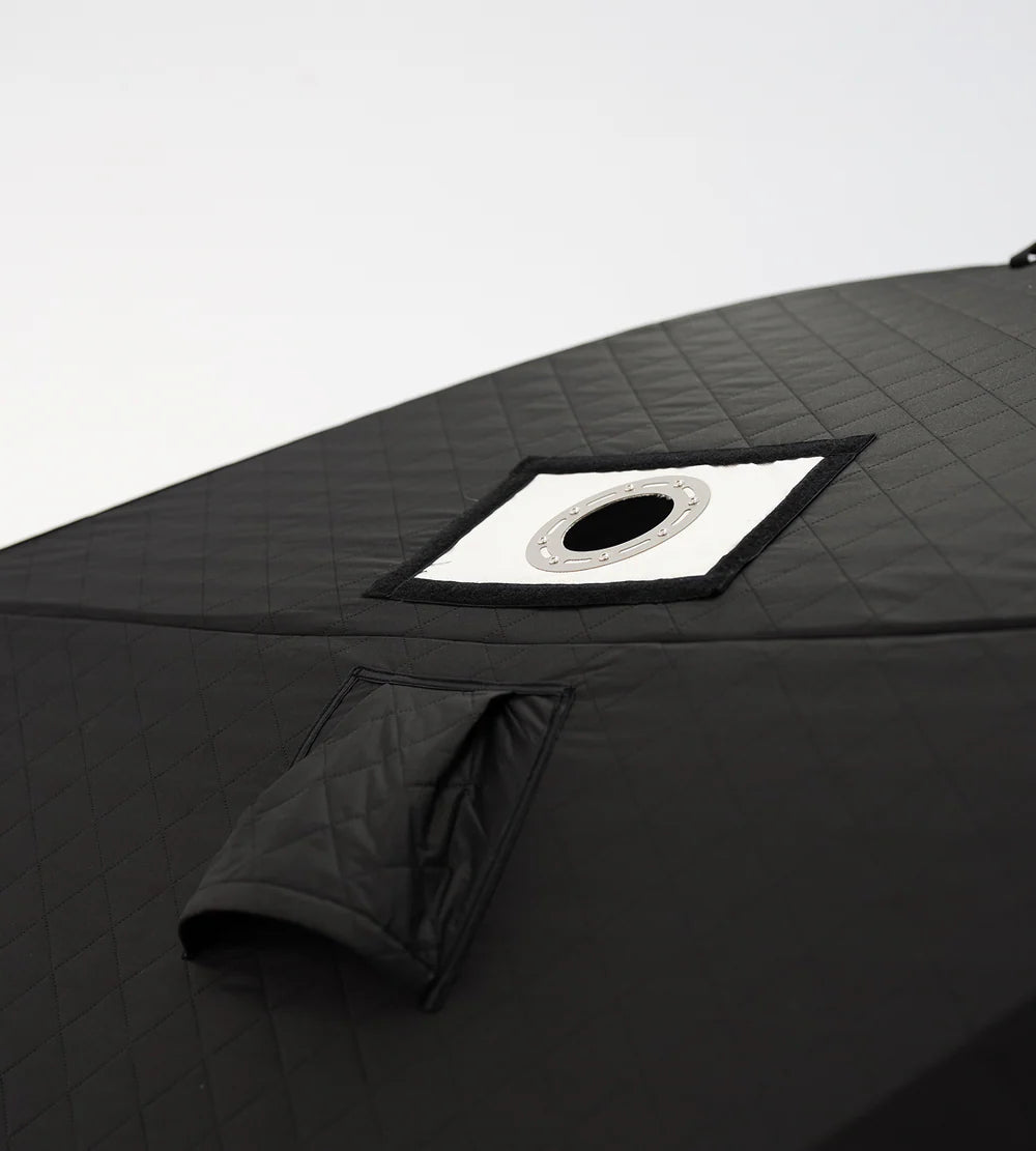 Bast Björk Tält portabel bastu visar skorstenshålet i taket på tältet