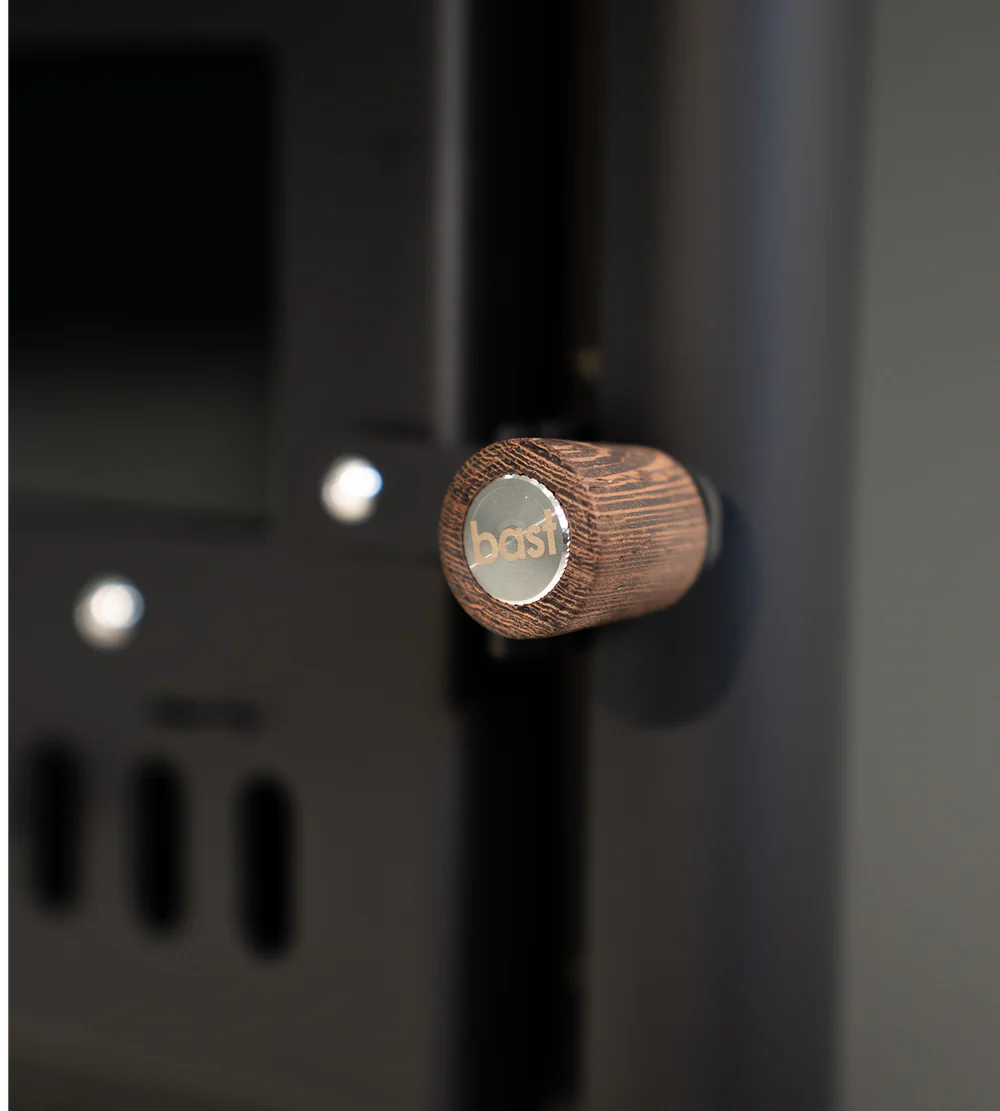 Detaljbild på handtag och konstruktion av bastukamin