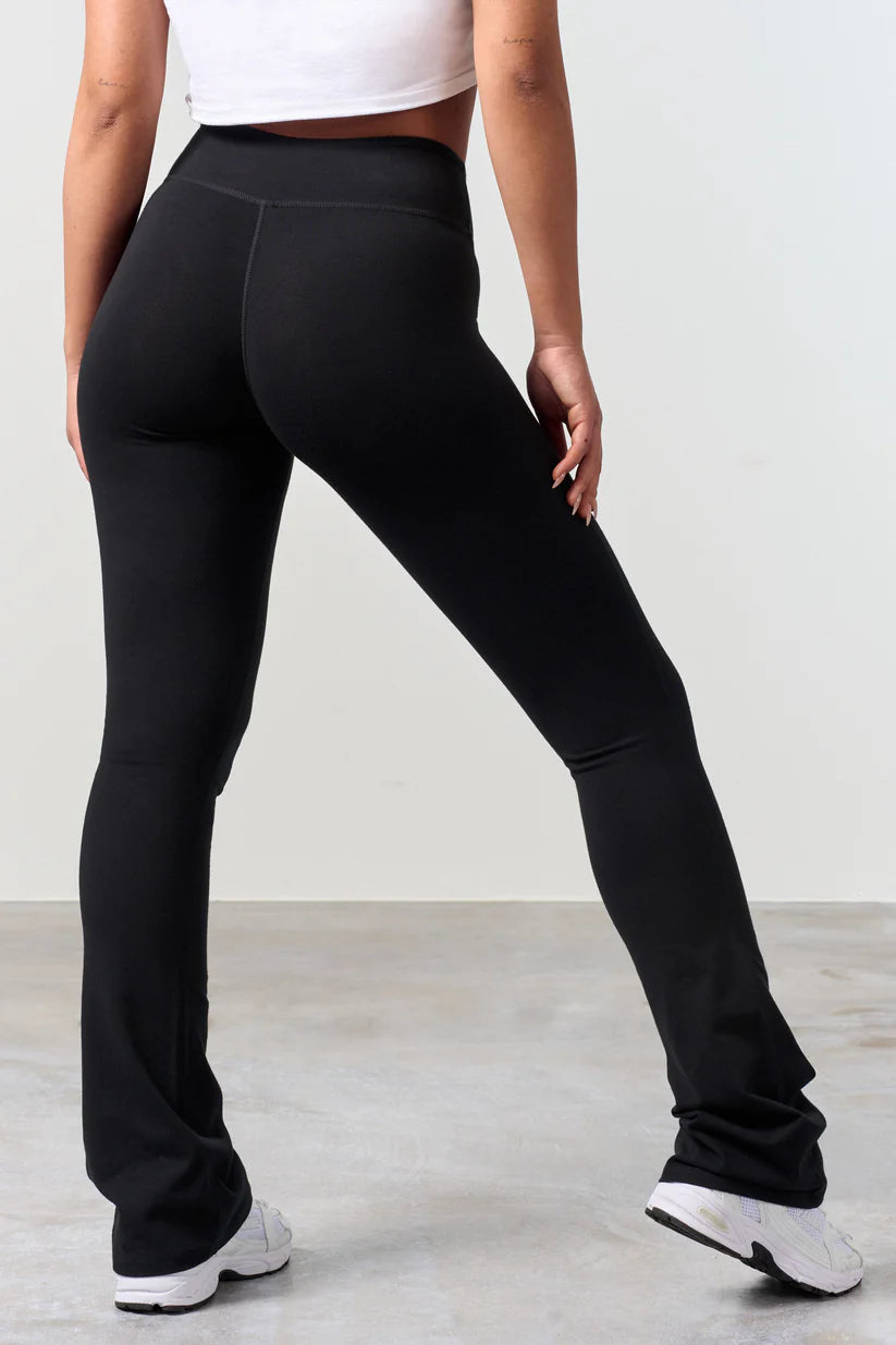FAMME Flared Pants Svart – Utsvängda