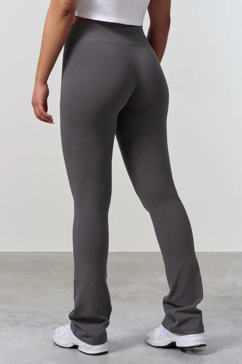 FAMME Flared Pants Grå – Utsvängda