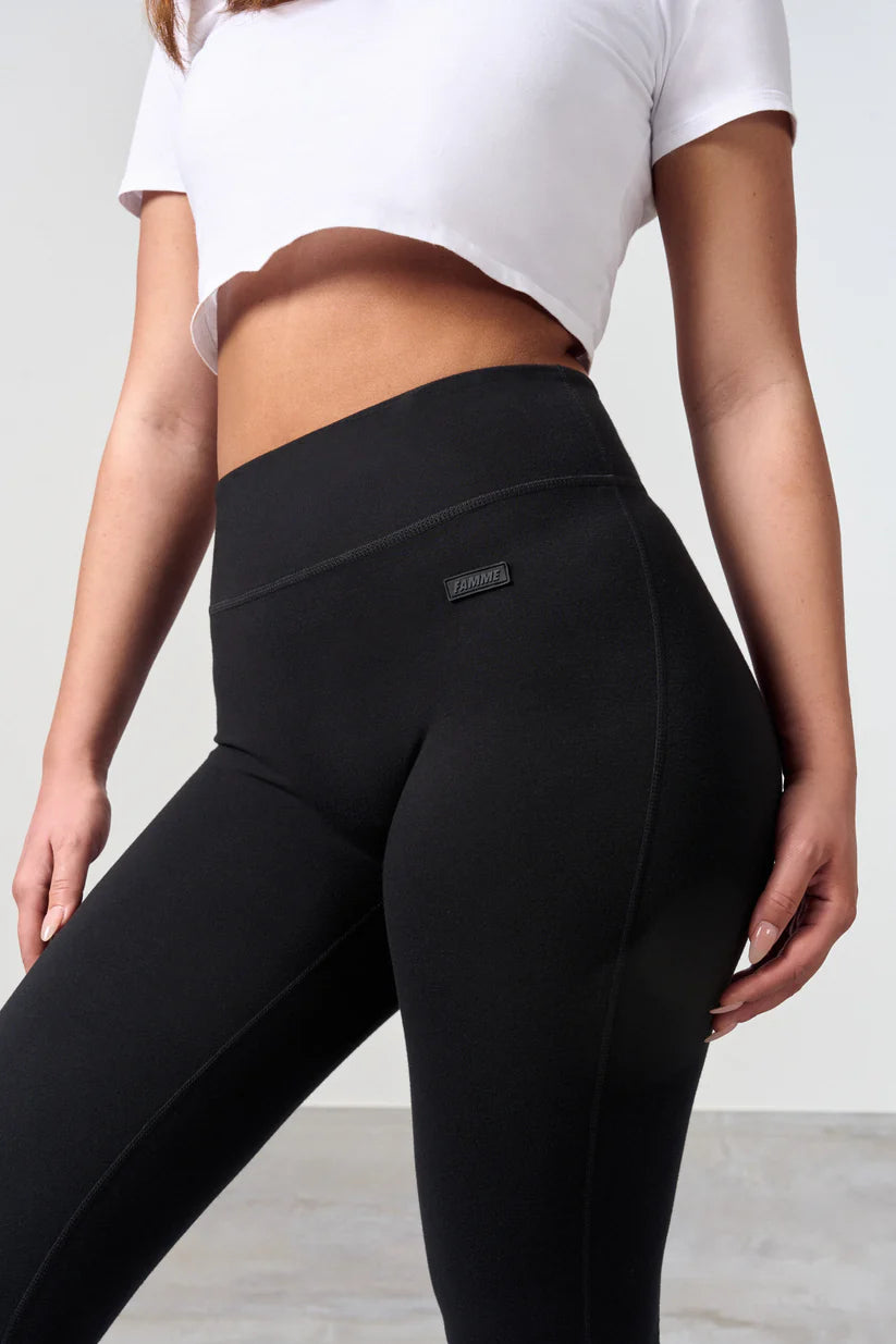 FAMME Flared Pants Svart – Utsvängda