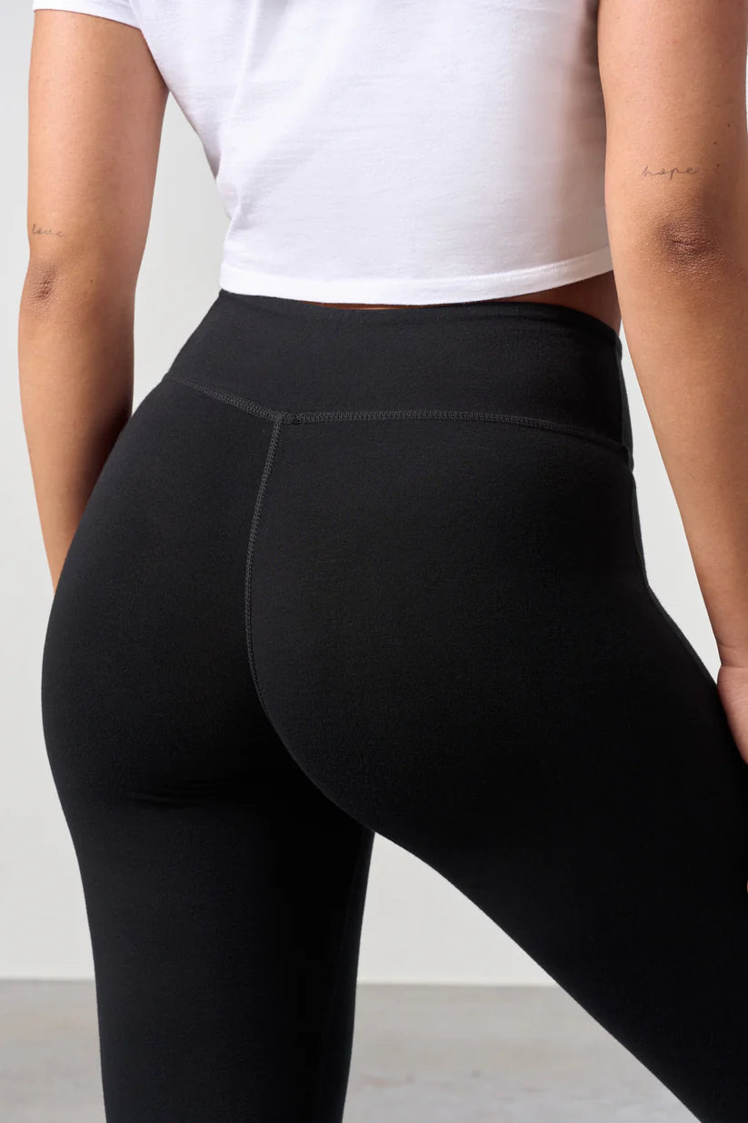 FAMME Flared Pants Svart – Utsvängda
