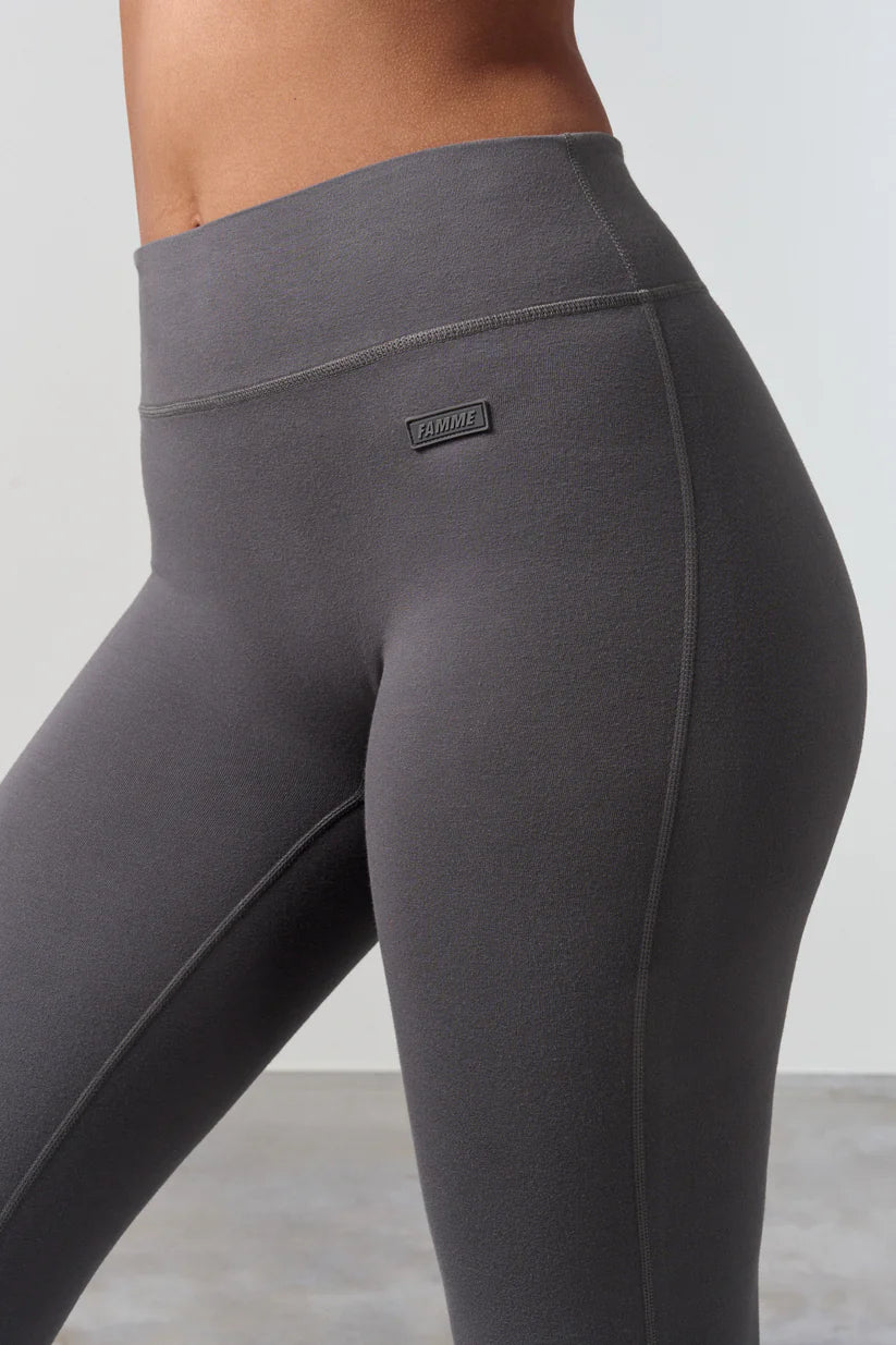 FAMME Flared Pants Grå – Utsvängda