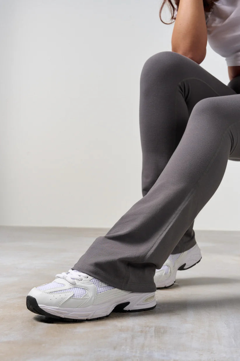 FAMME Flared Pants Grå – Utsvängda