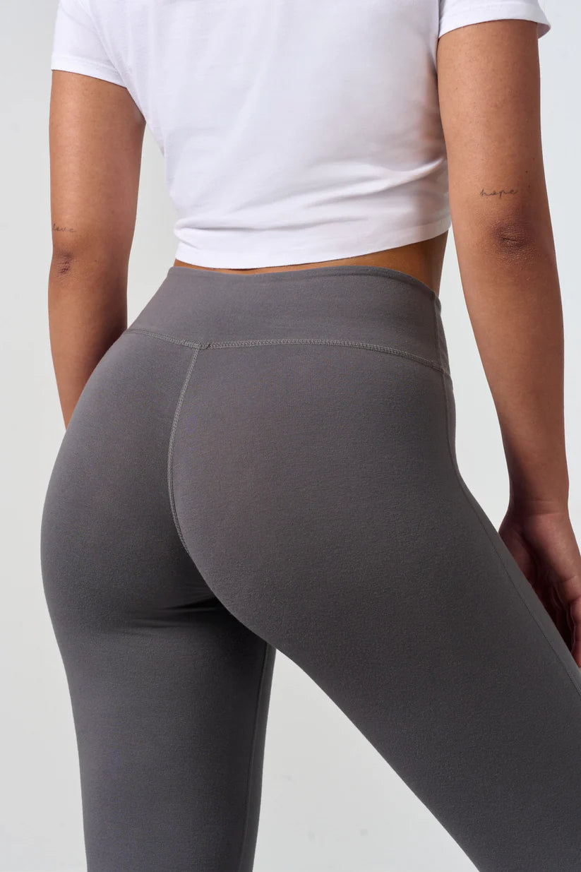 FAMME Flared Pants Grå – Utsvängda