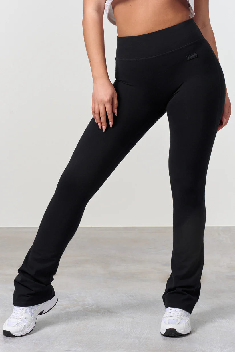 FAMME Flared Pants Svart – Utsvängda