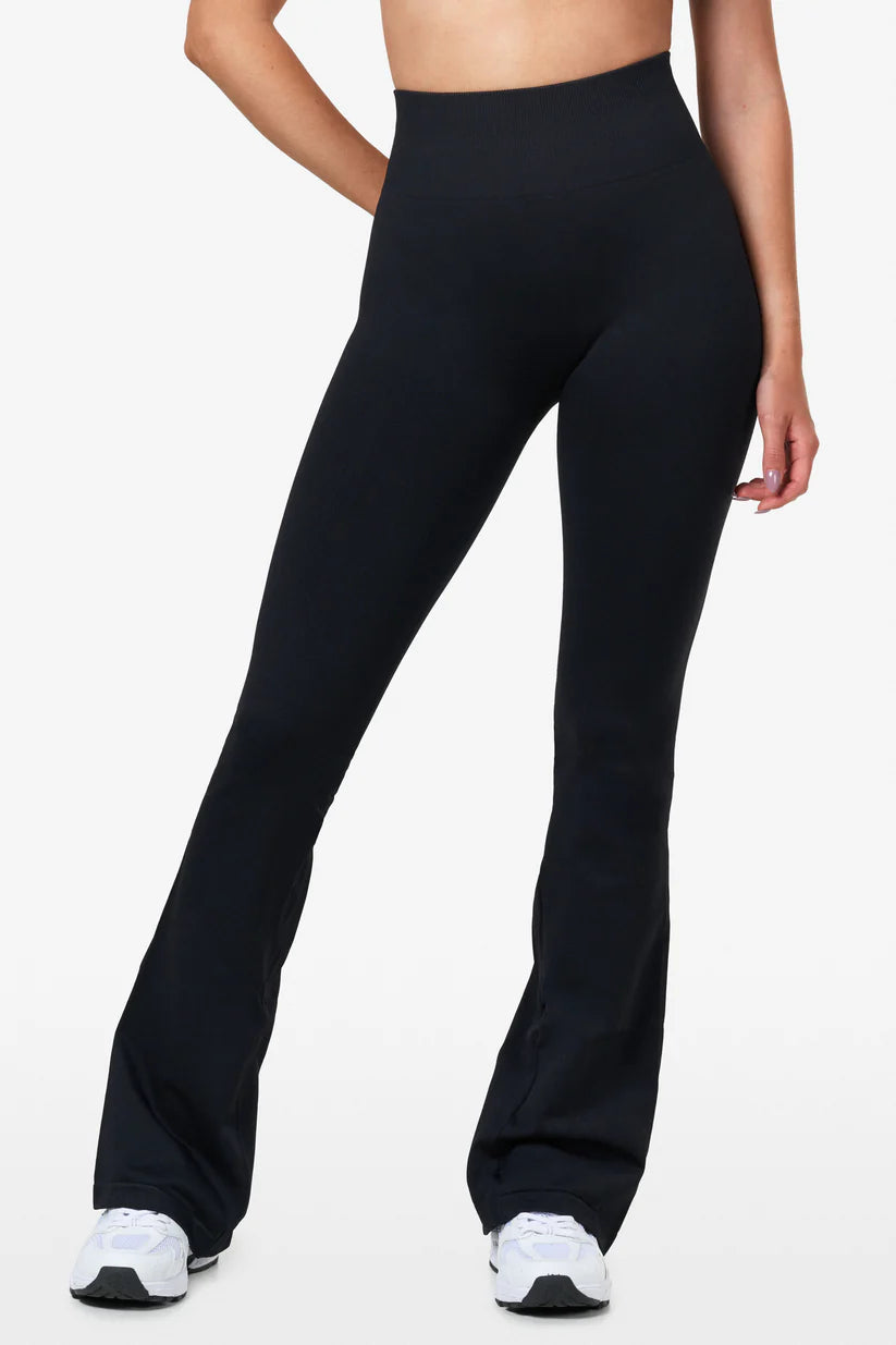 FAMME Scrunch Flared Tights Svart – Utsvängda