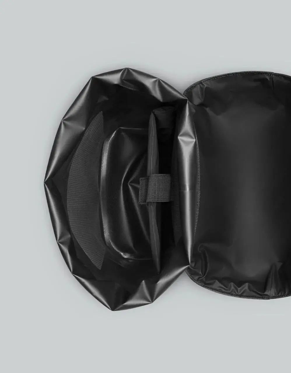 Gaston Luga Lightweight DuoSeal Flap Backpack 14" Svart Gaston Luga