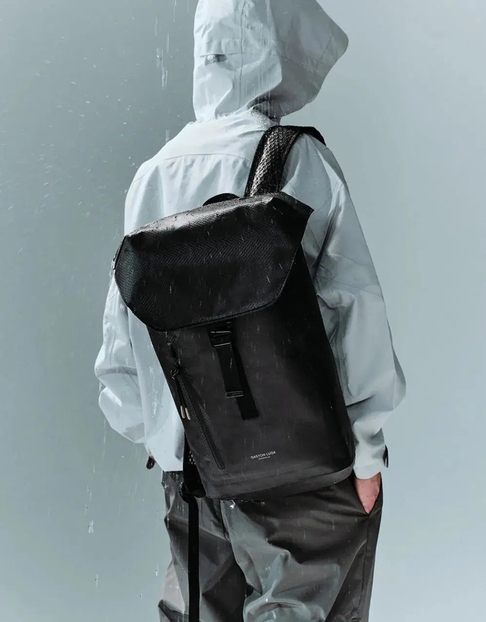 Gaston Luga Lightweight DuoSeal Flap Backpack 14" Svart Gaston Luga