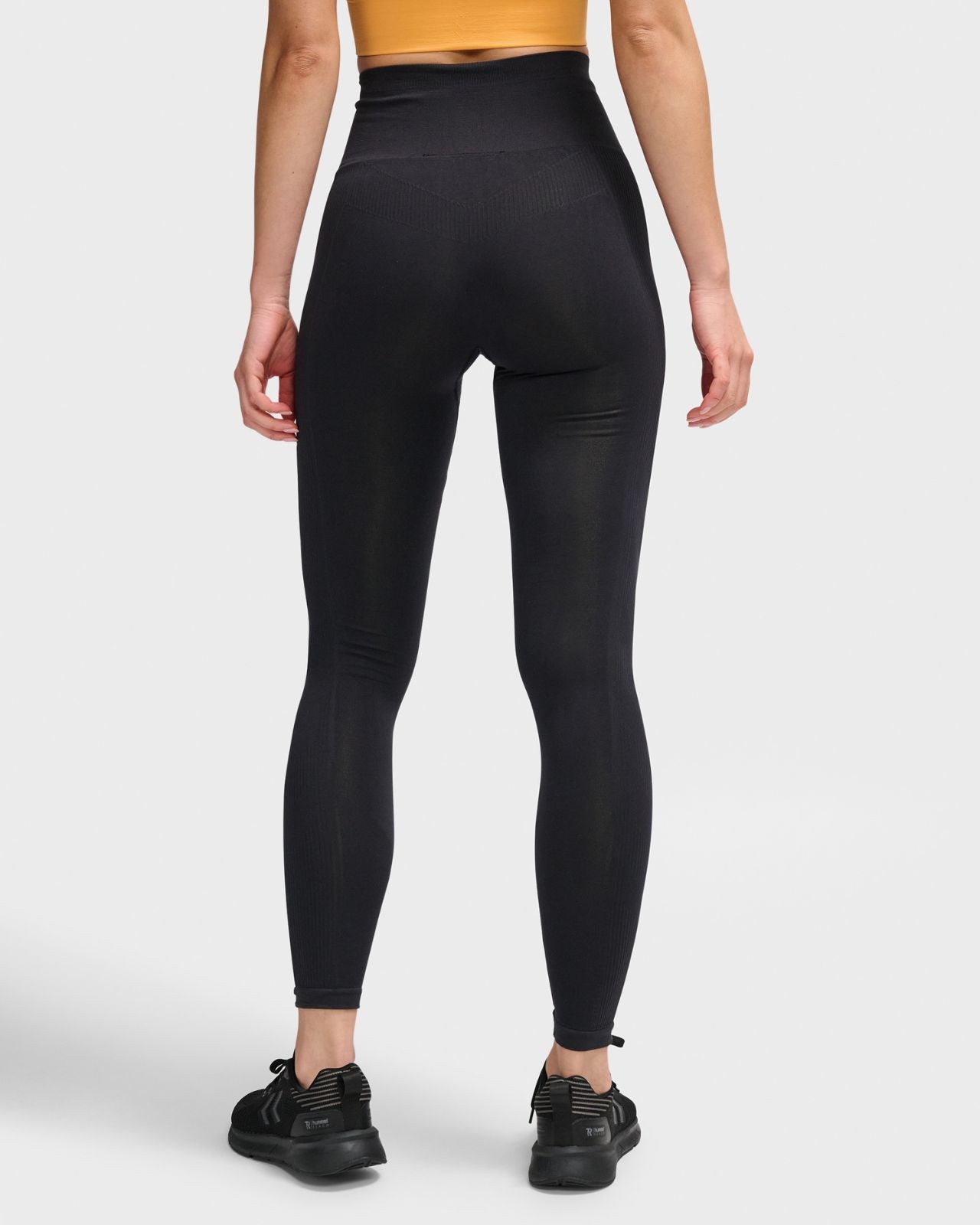Träningspaket Dam – Hummel Tights, T-Shirt & Titan Life Yogamatta