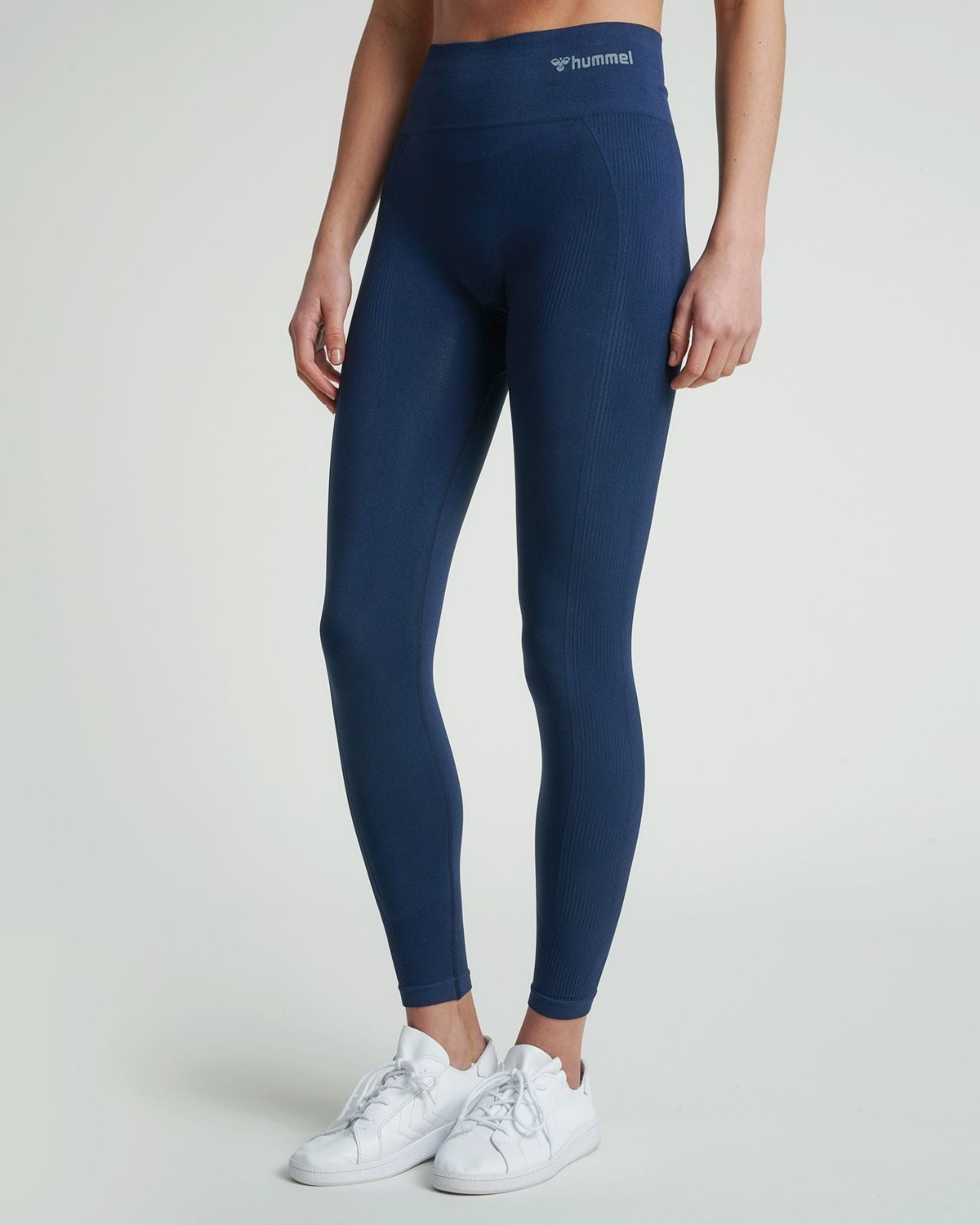 Träningspaket Dam – Hummel Tights, Vit T-shirt & Titan Life Yogamatta