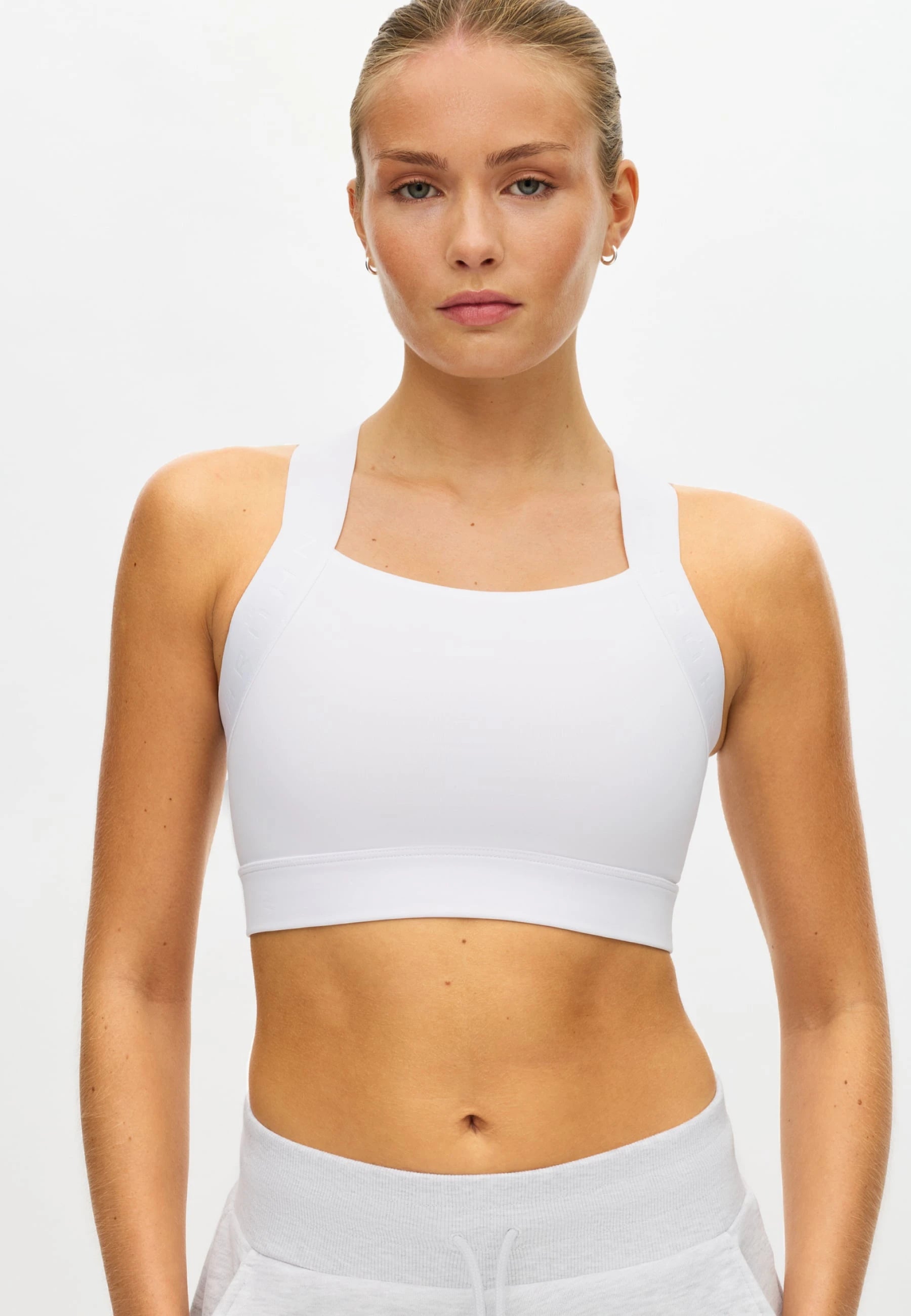 Röhnisch Kay Sports Bra White – vit sport-bh med hög support, helkroppsbild framifrån