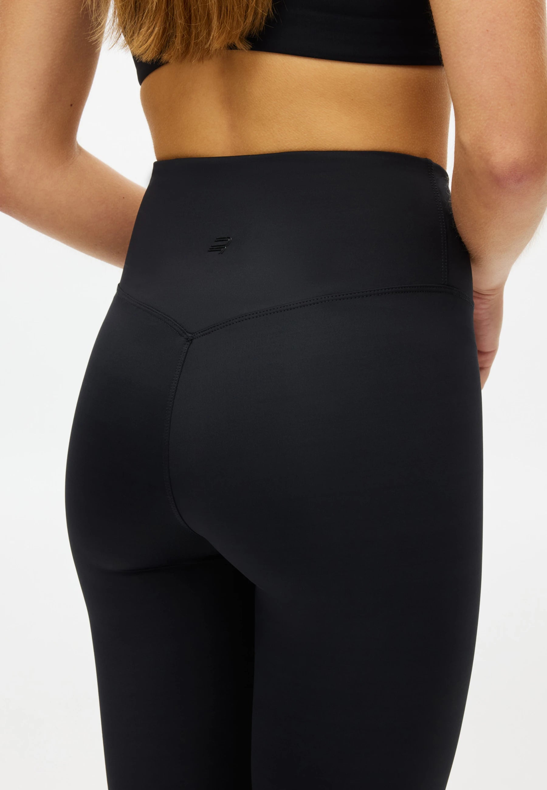 Röhnisch Legacy High Waist Tights Svart – detaljbild av hög midja och passform bak