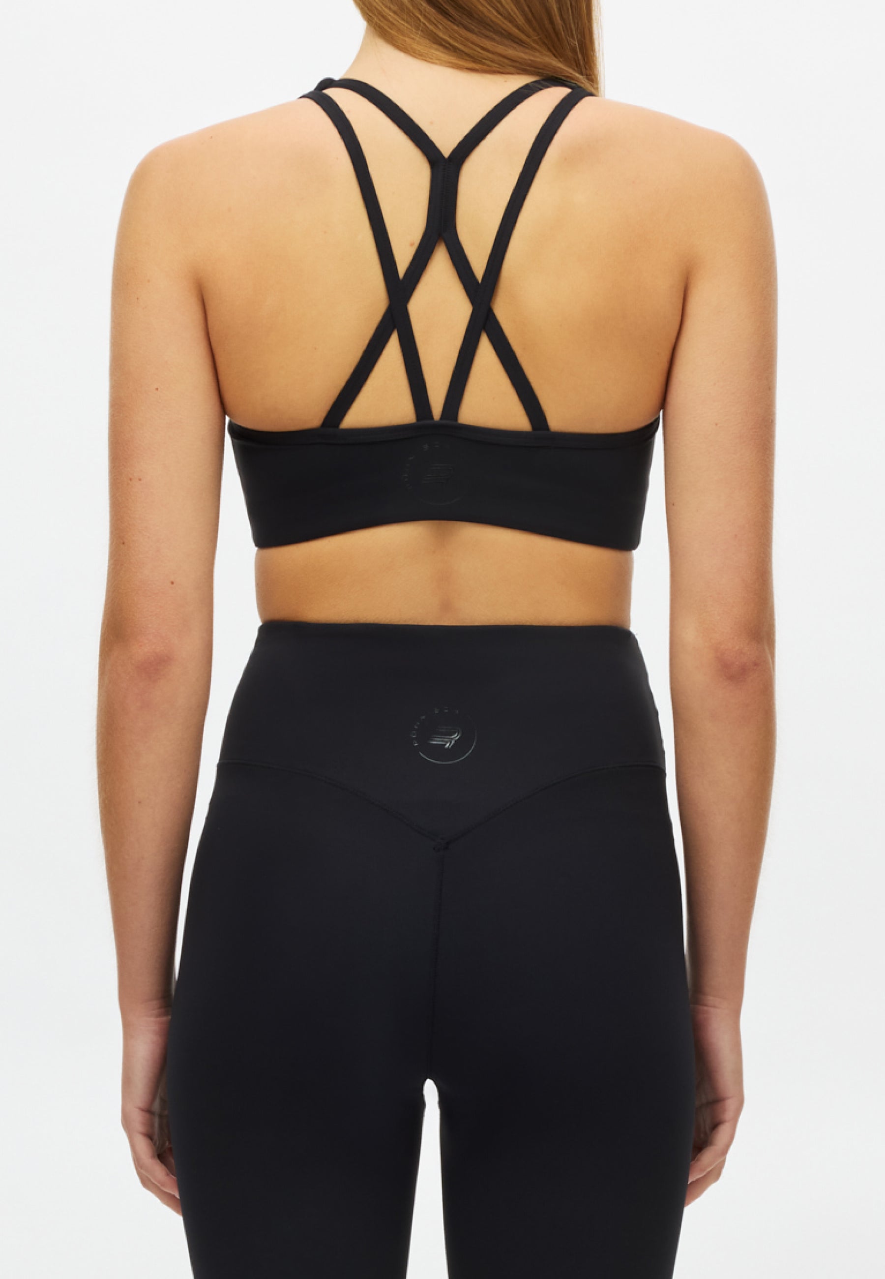 Röhnisch Legacy Sports Bra Black – bakvy med korsade band på modell