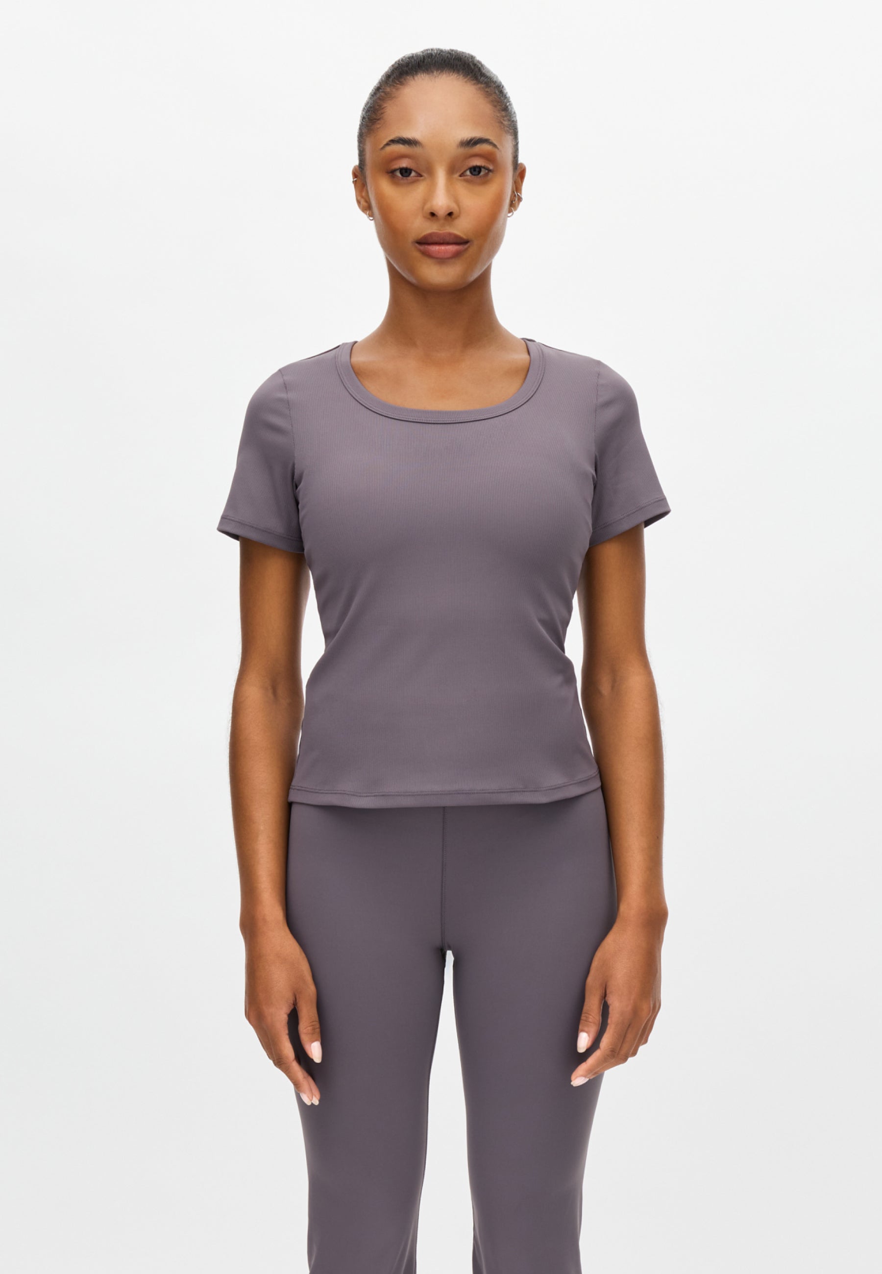 Röhnisch Rib Drymotion Tee Smoky Lavender – ribbad tränings-tshirt i lila, frontvy på modell