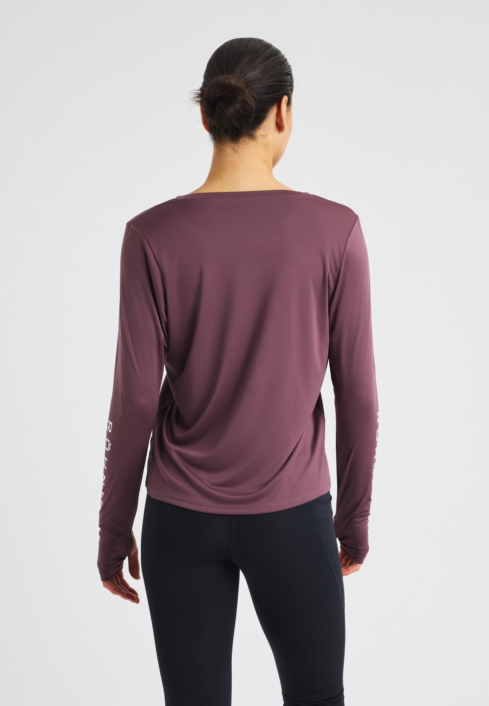 Röhnisch Team Logo Long Sleeve Huckleberry baksida med modell