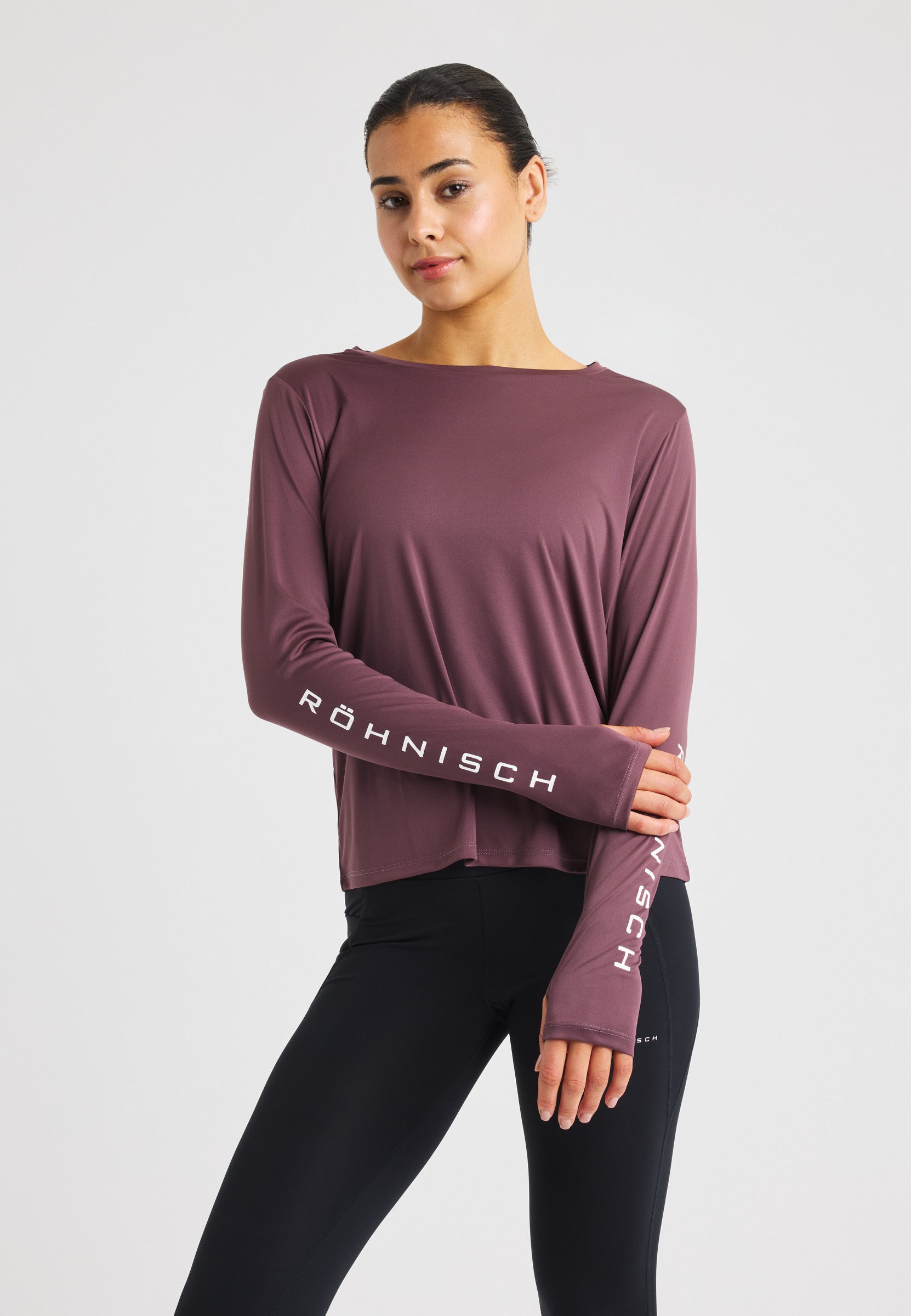 Röhnisch Team Logo Long Sleeve Huckleberry – framsida med modell