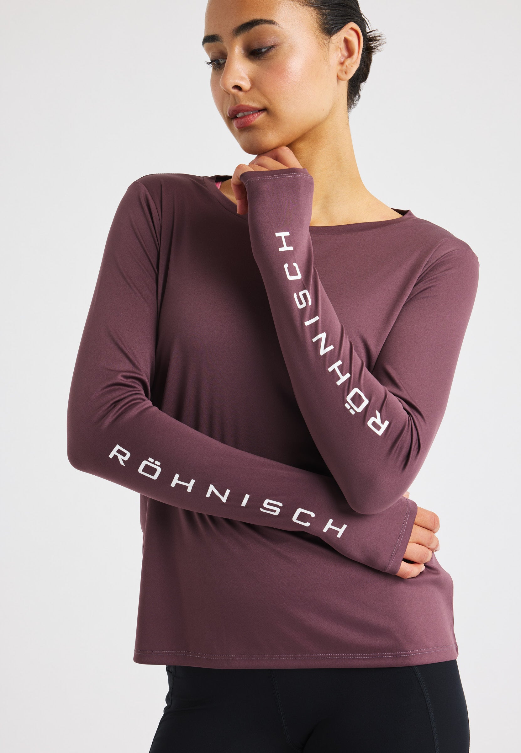 Röhnisch Team Logo Long Sleeve Huckleberry – med modell