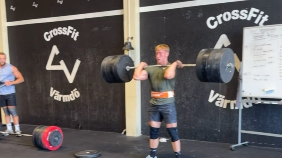 Simon Liedholm gör en tung clean på CrossFit Värmdö medan Mattias Carlsson tittar på
