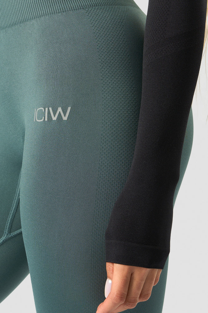 ICIW Define Cropped 1/4 Zip Black/Black
