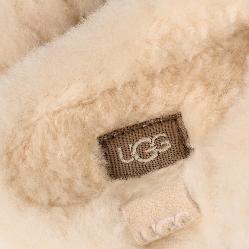 UGG Classic Fluffed Slip-On – Barn – Natural