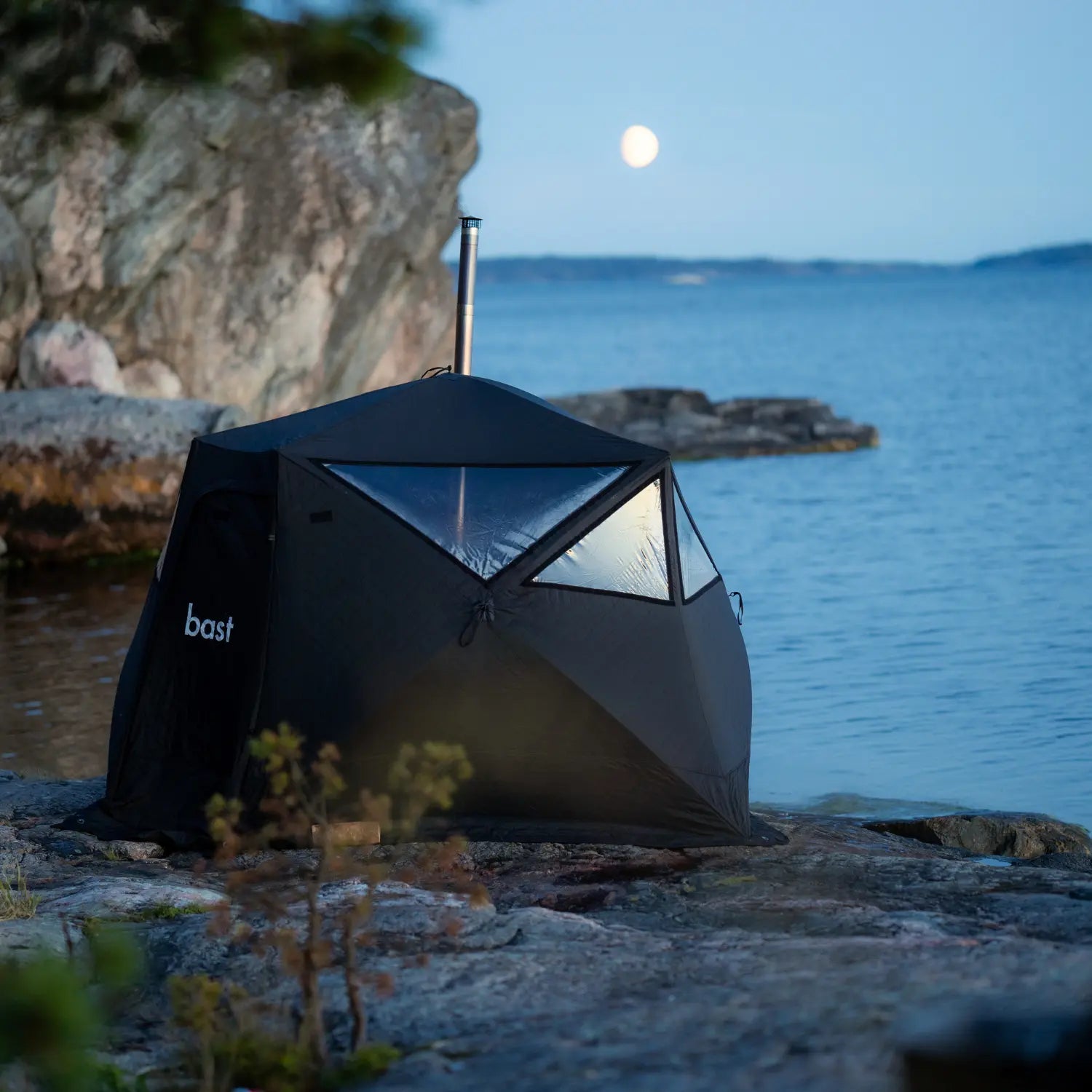 Bast talt vid vattnet med måne