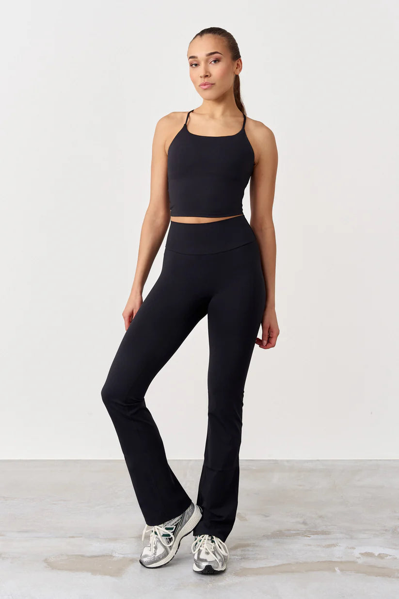 FAMME Signature Crop Top Svart – Träningstopp