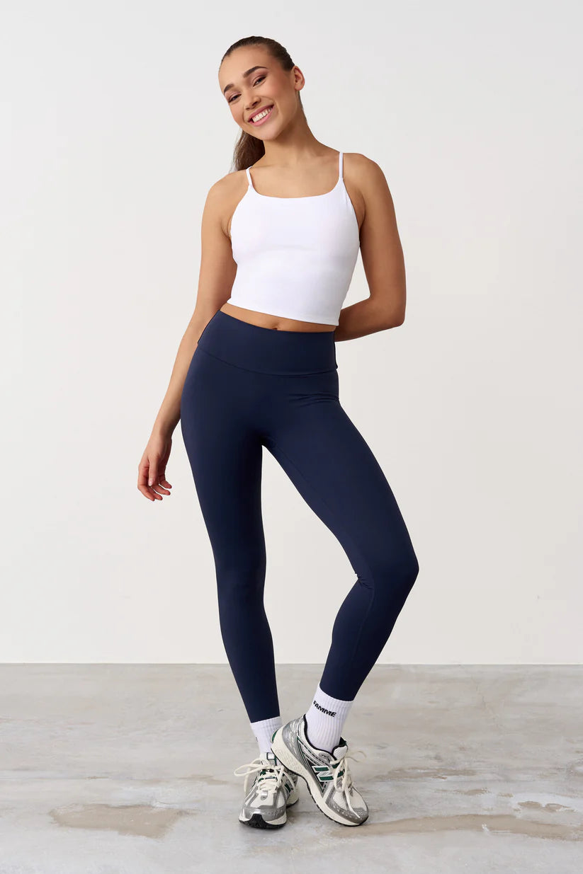 FAMME Signature Crop Top Vit – Träningstopp