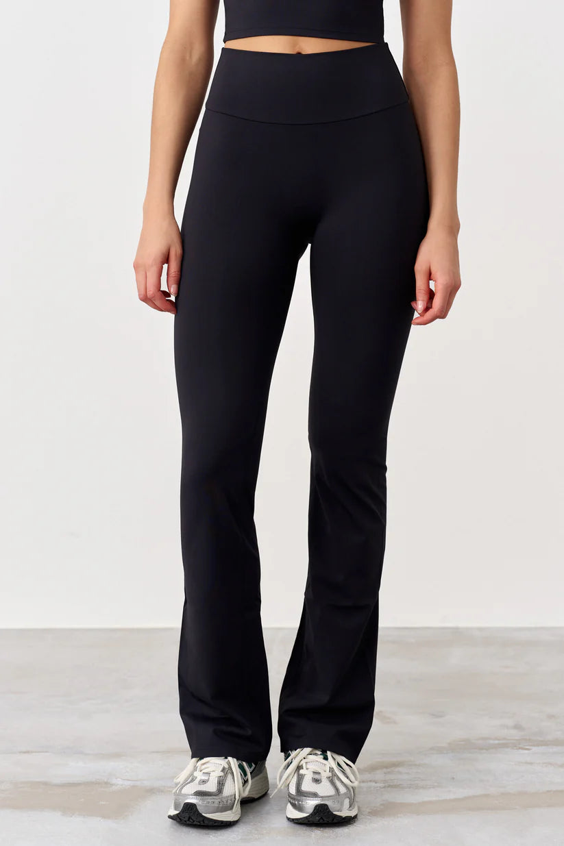 FAMME Signature Flared Tights Svart – Utsvängda Träningstights