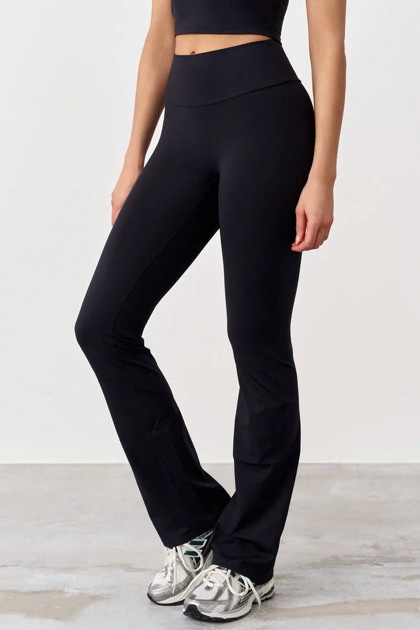 FAMME Signature Flared Tights Svart – Utsvängda Träningstights
