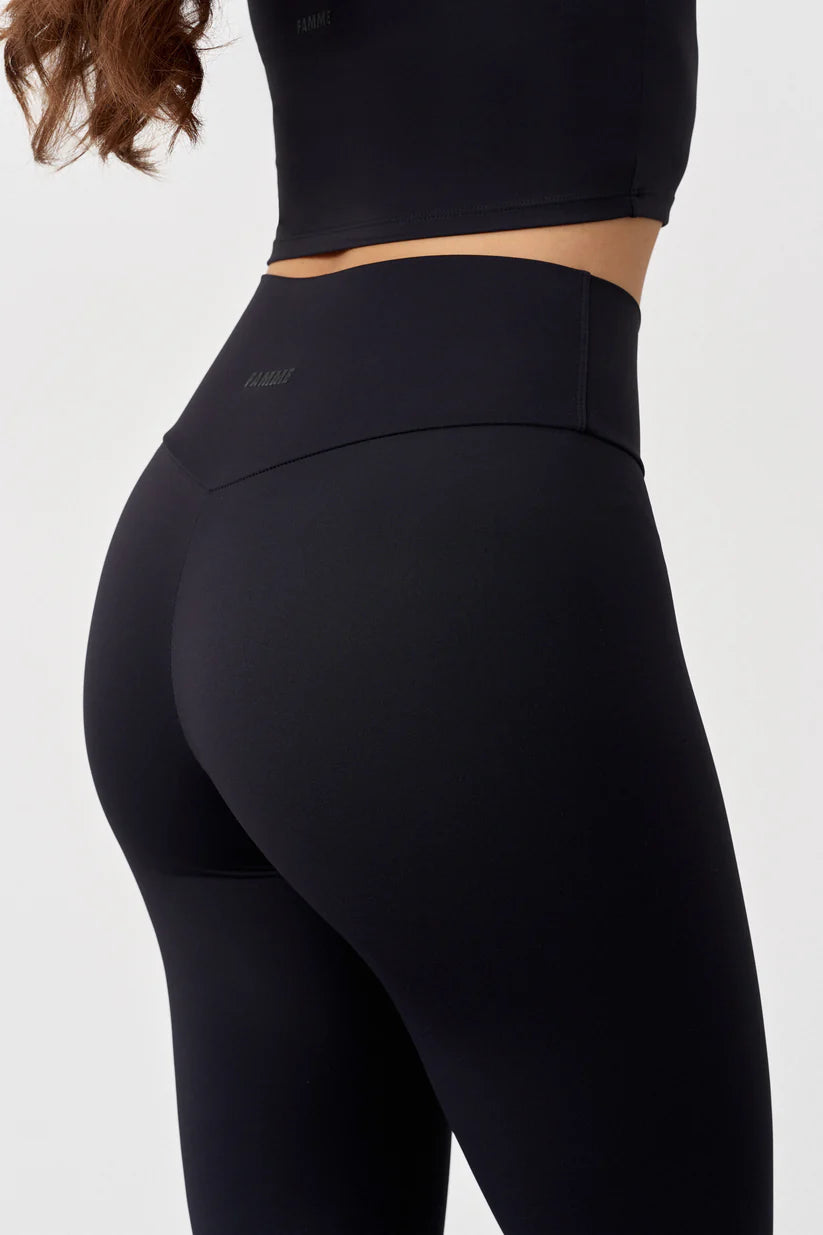 FAMME Signature Flared Tights Svart – Utsvängda Träningstights