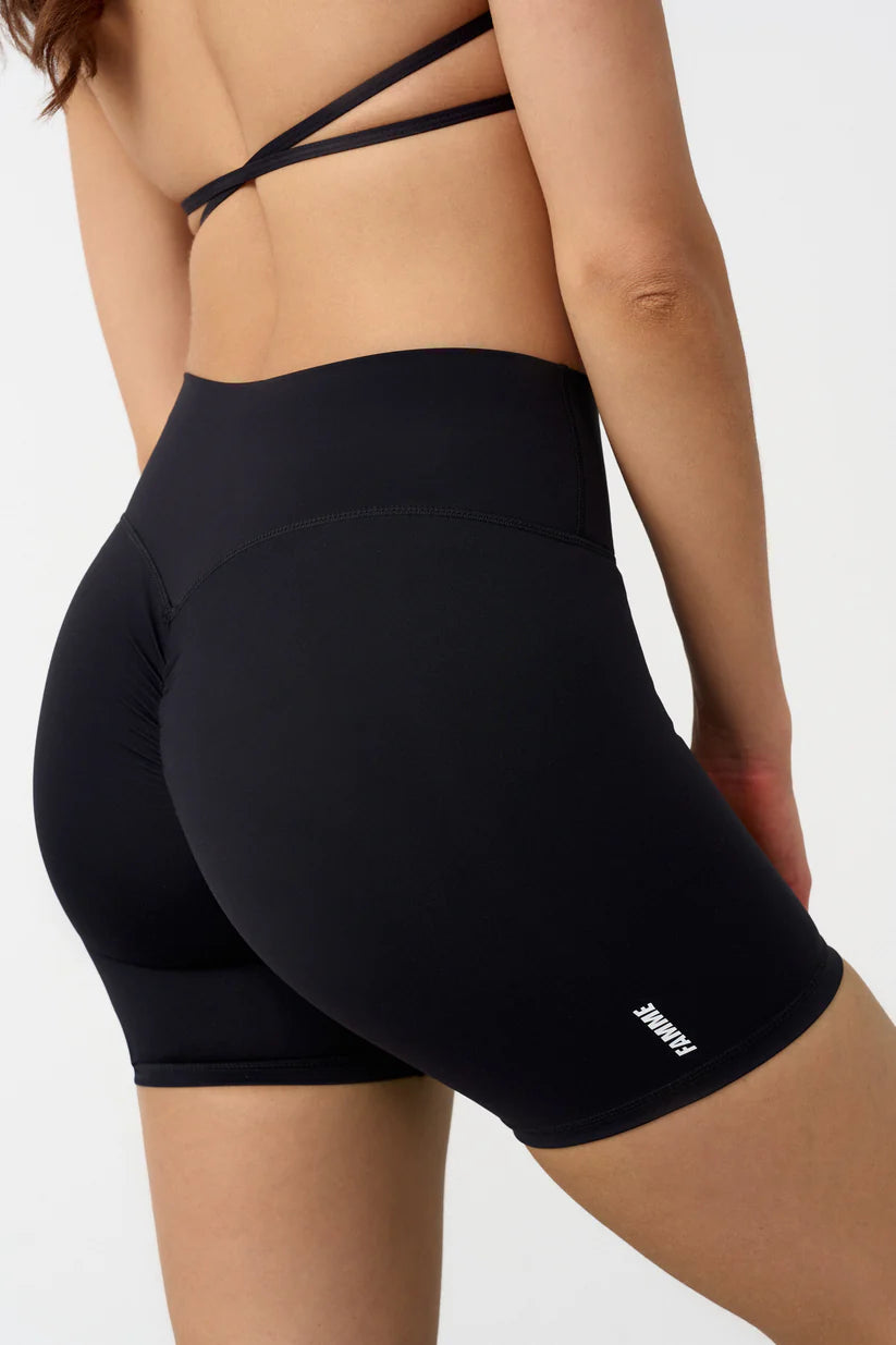 FAMME Signature Scrunch Shorts Svart – Träningsshorts