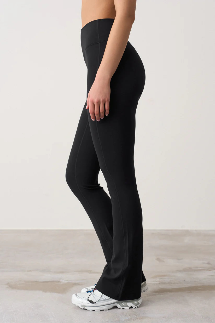 FAMME Softy Flared Pants Svart – Utsvängda