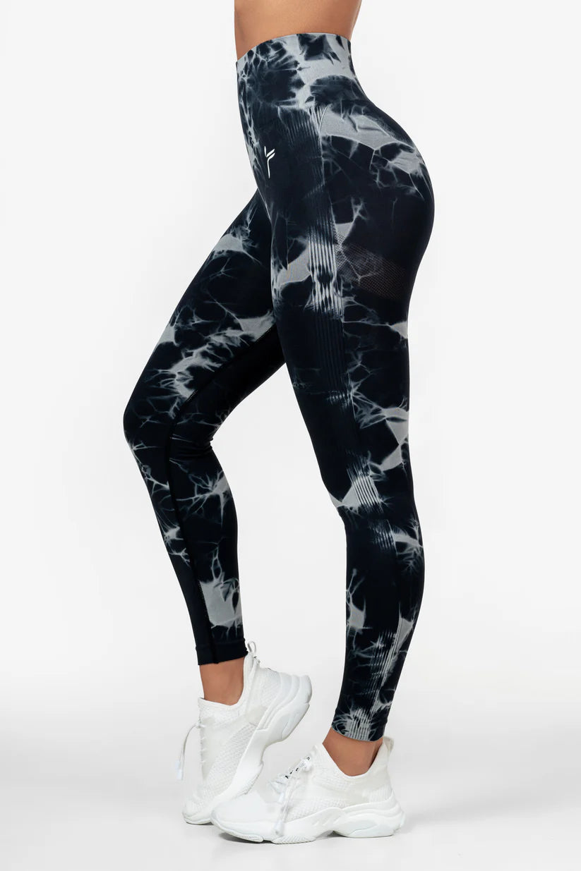 FAMME Tie Dye Scrunch Tights Svart – Sömlösa Träningstights