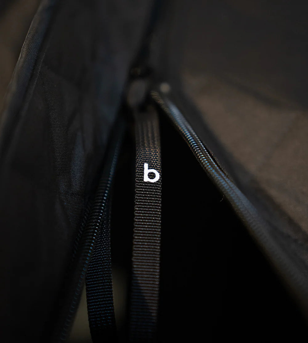 Detaljbild på Bast Björk Tält dragkedja uppdragen