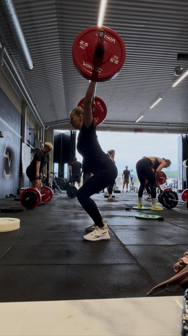 Jessica Rudholm lyfter skivstång på ett CrossFit-pass i boxen på Värmdö