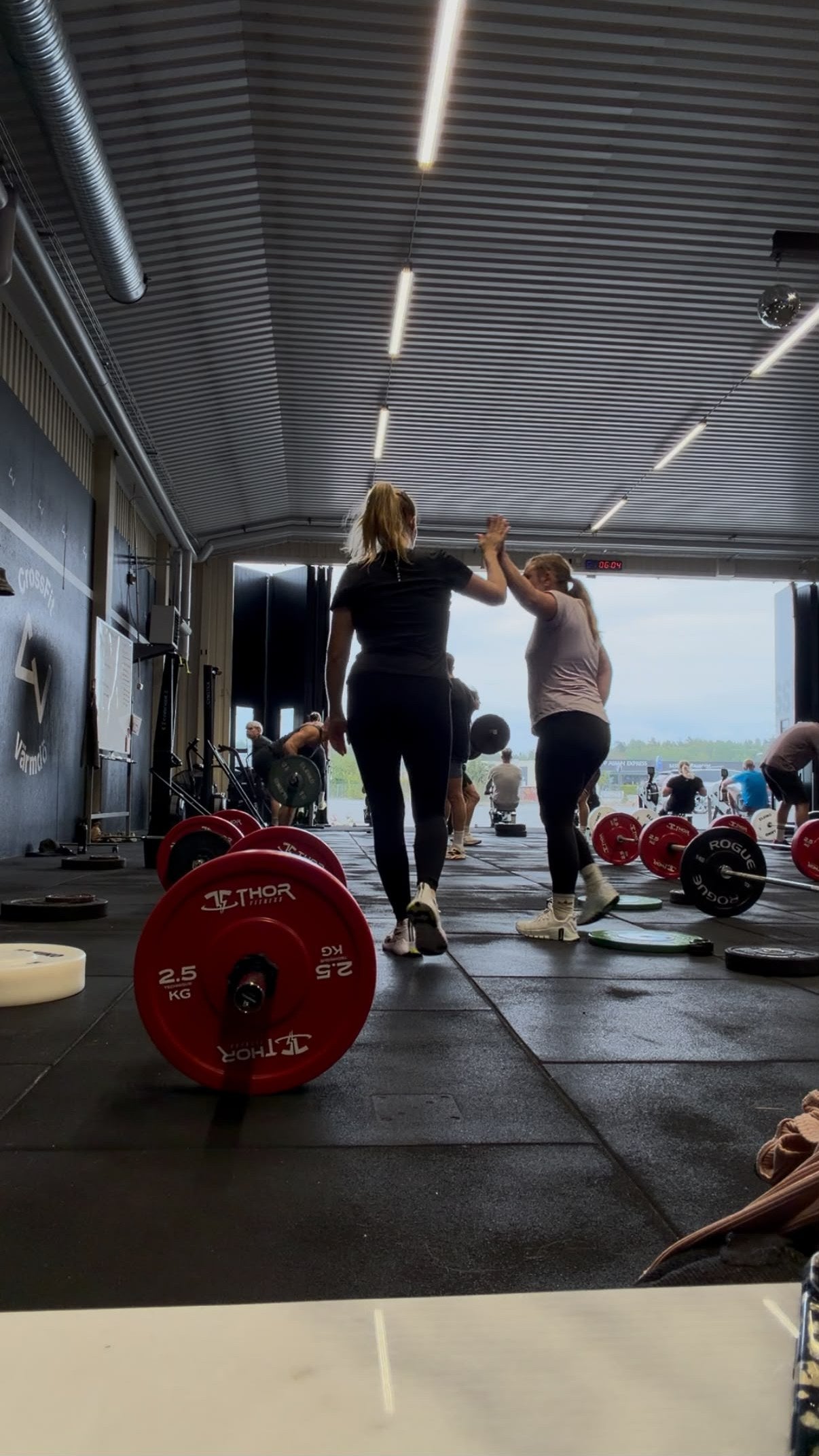 Jessica Rudholm gör high five med en träningskompis efter passet på CrossFit Värmdö
