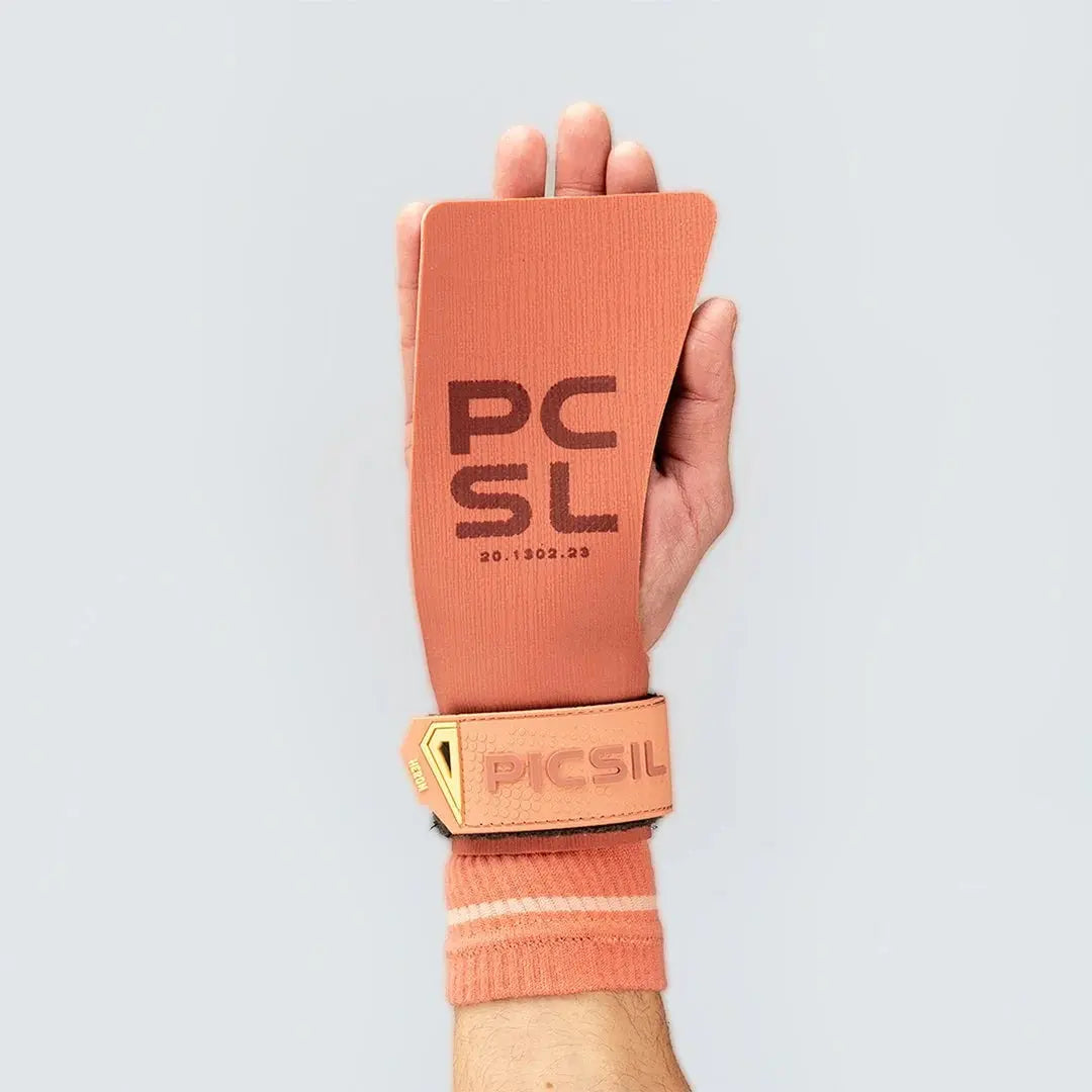 Picsil Heron Grips Canyon med dem på en hand.