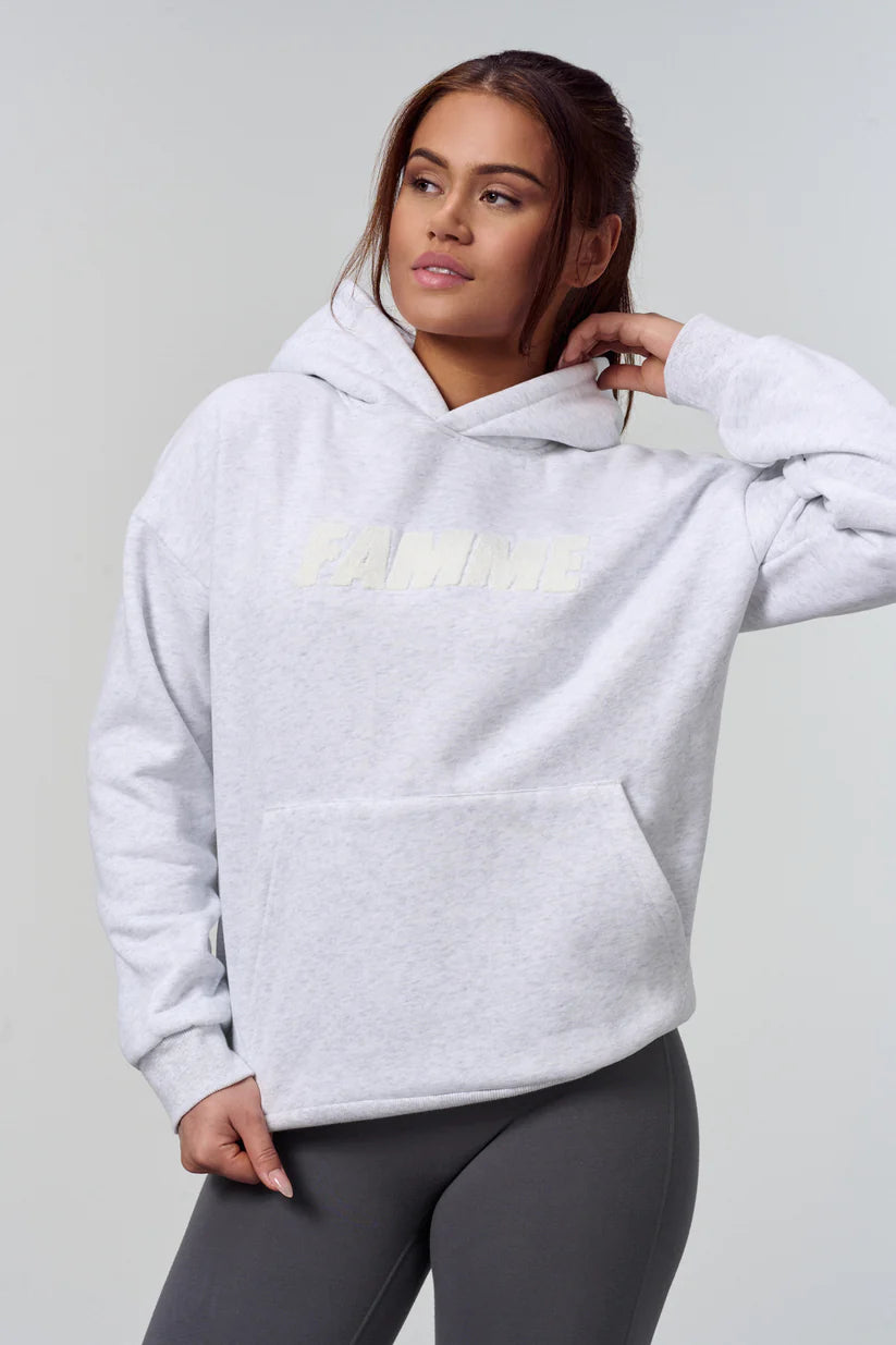 FAMME Represent Hoodie Grå – Oversized Huvtröja