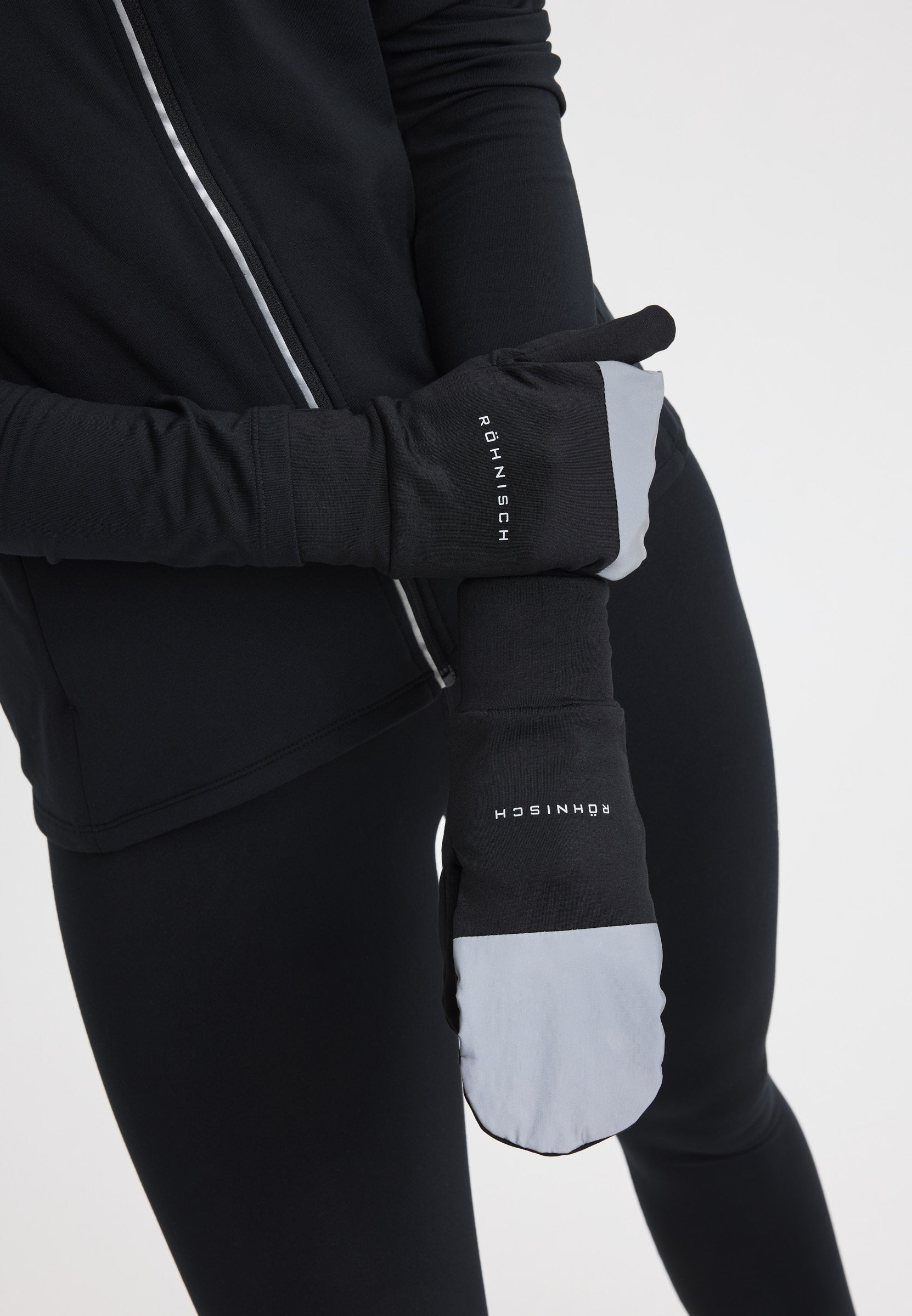 Röhnisch Glow Running Mittens Svart – detaljbild med reflex