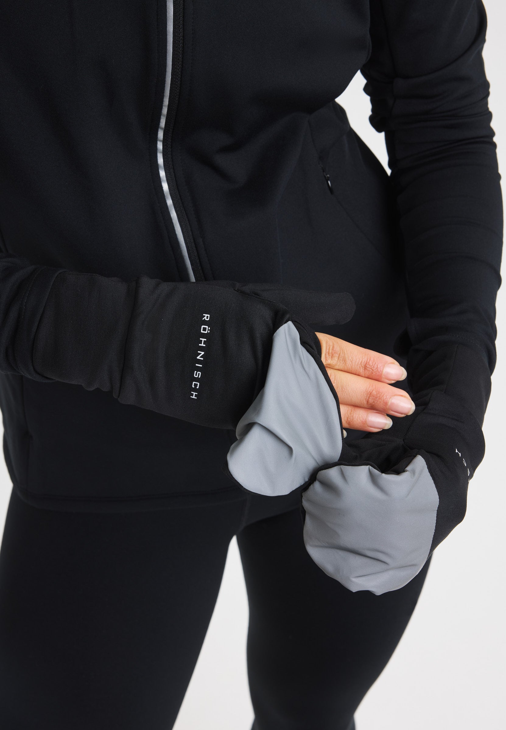 Röhnisch Glow Running Mittens Svart – med modell framifrån